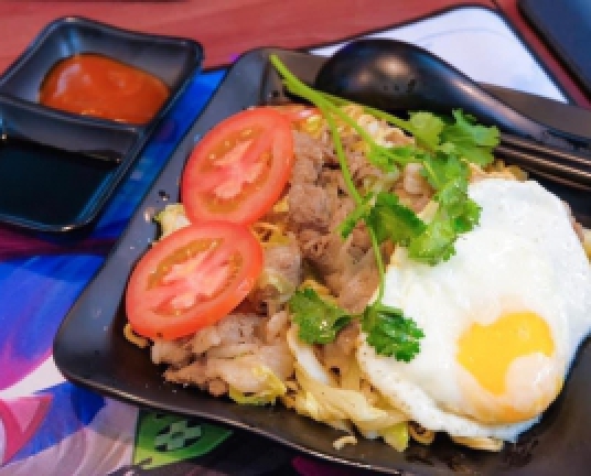 Mì xào bò mỹ + ốp la