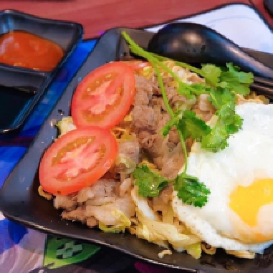 Mì xào bò mỹ + ốp la