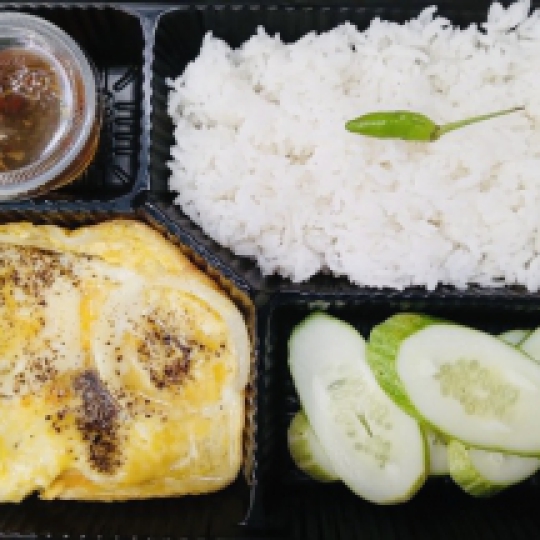 Cơm trứng chiên hành tây