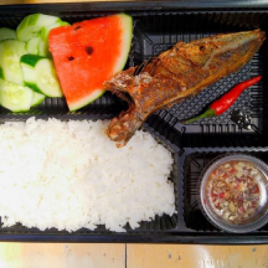 Cá nục chiên mắm 